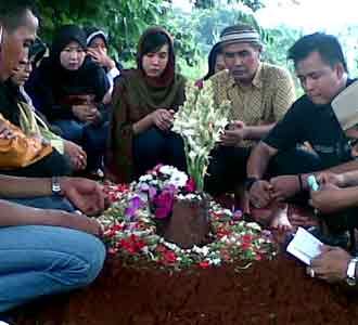 Jenazah Model Cantik Dimakamkan