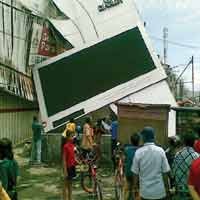 Warga Imbau Pekerja Saat Kondisi Miring