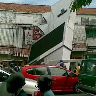 Papan Iklan Elektonik Ambruk