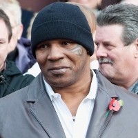 Tinju Paparazzi, Tyson Dibekuk Polisi