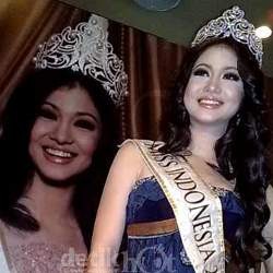 Miss Indonesia 2009 Heran Lihat Mobil di London