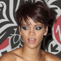 Jadi Perempuan Paling Glamour, Rihanna Pamer Dada