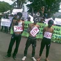 Bermuka Hitam Putih, Massa AMCK Dukung Polri dan KPK