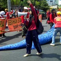 Aktivis Anti Korupsi Nyanyi & Orasi di Depan KPK