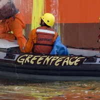 Puluhan Orang Demo Tuntut Aktivis Greenpeace Keluar dari Riau