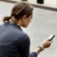 Awas, Sering SMS-an Bisa Bikin Bahu Teriak