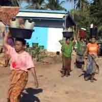 Kesulitan Air Bersih, Sebagian Warga Sumenep Mandi Air Laut