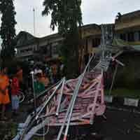 Tower Radio di Jember Roboh Diterjang Hujan Angin 