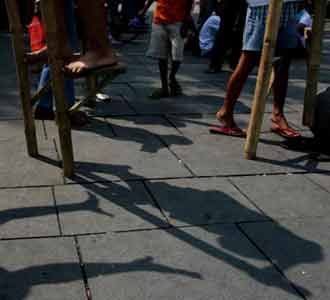 Egrang dan Congklak di Fatahillah