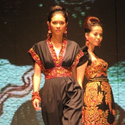 Sebastian Gunawan Percantik Perempuan Dengan Selendang