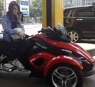Cinta Laura Naik Motor Roda Tiga