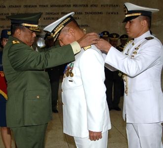 Panglima TNI Sematkan Penghargaan