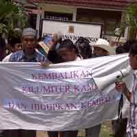 Kantor PLN Ambunten Dikepung Warga