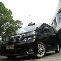 Mencicipi Taksi Mewah Vellfire Blue Bird