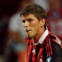 Huntelaar Tetap Merah-Hitam