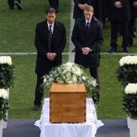 Mereka Mengantar Enke Rehat Selamanya