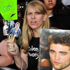 Ratusan Fans Rela Berkemah Demi Premiere New Moon