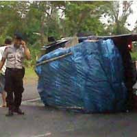 Ban Meletus, Mobil Angkut Telur Terguling di Tol 
