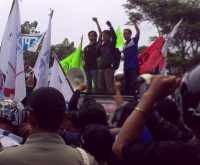 Buruh Konvoi Menuju Kantor Bupati, Jalan Kopo Macet