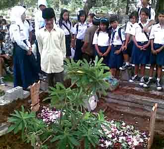 Bocah SMP Gantung Diri Dimakamkan