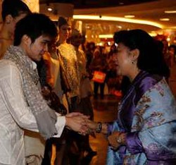 Sejarah Bu Ani Terekam di Batik