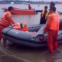 Pengunjung Pantai Marina Cuek