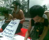 Tuntut Pekerjaan Layak, FPR Sumpal Mulut Pakai Sepatu