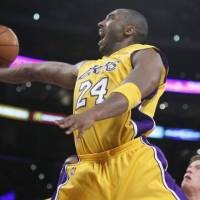 Bryant 40 Poin, James 31