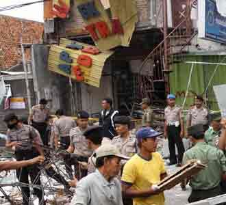 Bekas Ledakan di Apotek Dibersihkan Bekas Ledakan di Apotek Dibersihkan