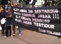 Tuntut Hade Turun, Demonstran Hantamkan Gelas ke Kepala