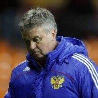 Gagal Melenggang, Hiddink Digoyang