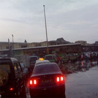 Hujan Turun, Jalan di Depan Pasar Turi Semrawut 