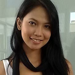 Kinaryosih Iri Dengan Luna Maya