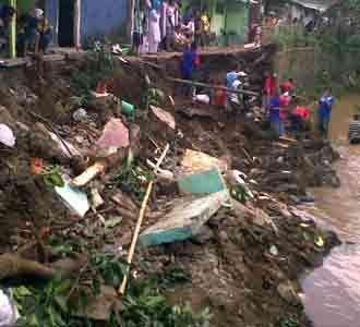 Rumah Ambrol Tergerus Sungai