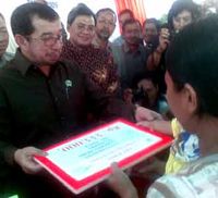 Mensos Serahkan Bantuan PKH