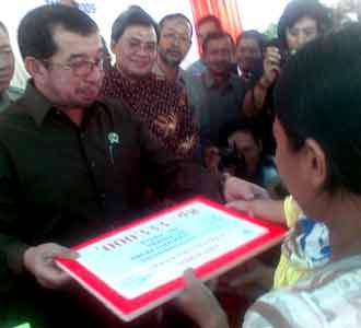 Mensos Serahkan Bantuan PKH