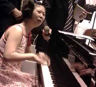 Pianis Berjari Empat Beraksi