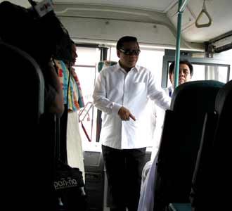 Agung Laksono Tinjau Angkutan Haji 