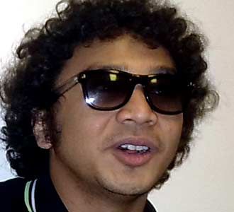 Giring Berkacamata Hitam