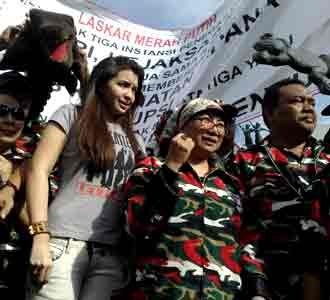 Manohara Diantara Cicak dan Buaya