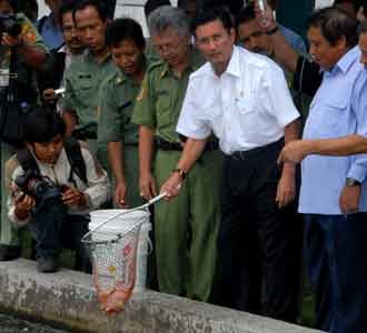 Fadel Lepas Benih Ikan 