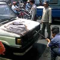 Diduga Konsleting, Kijang Putih Terbakar