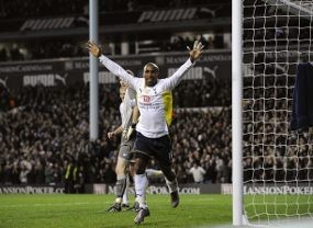 Ganti Sepatu, Defoe pun Bertaji