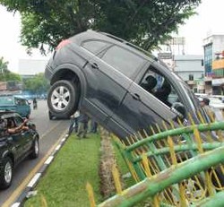 Chevrolet Nyangkut karena Pengemudi Tak Mahir Pakai Matik