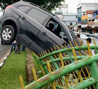 Chevrolet Nyangkut di Pagar