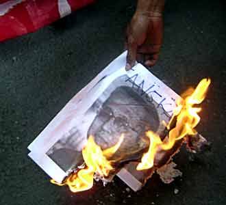 Foto Boediono Dibakar