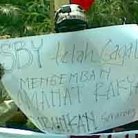 Mahasiswa Surabaya Desak SBY-Boediono Mundur