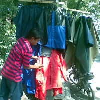 Ponco Kalong dan Raincoat Loreng Laris Manis