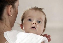 Pentingnya Bayi Bersendawa Usai Menyusui