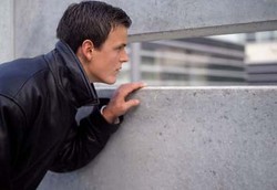 Voyeurism, Penuhi Hasrat Seks dengan Ngintip Orang Bermesraan 